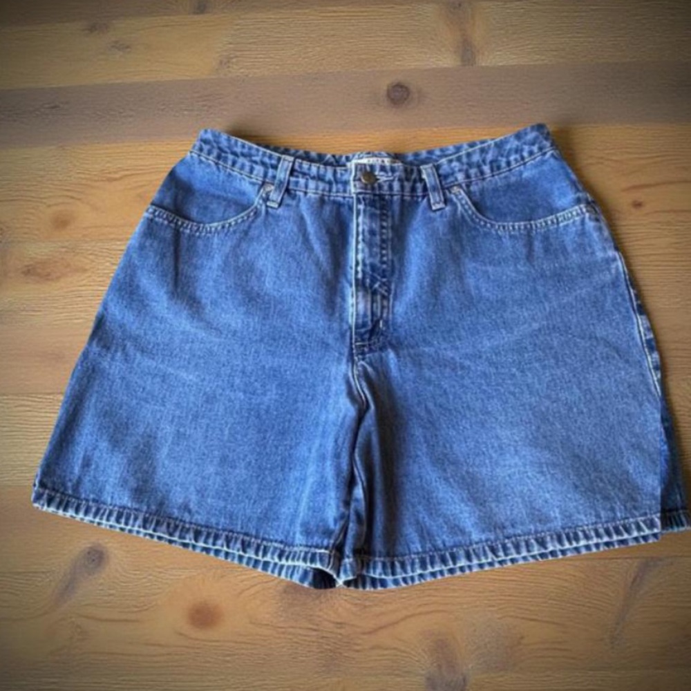 Denim shorts / high rise jean shorts w Belt buckles & 4 pockets
Sze 12 / Large - Picture 5 of 10